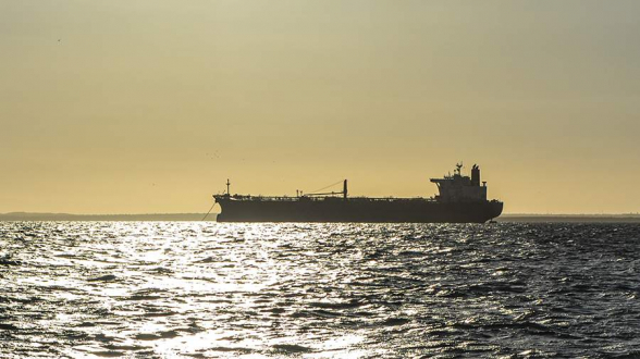 Вашингтон хочет от Каракаса прекращения поставок нефти противникам США – «Politico»